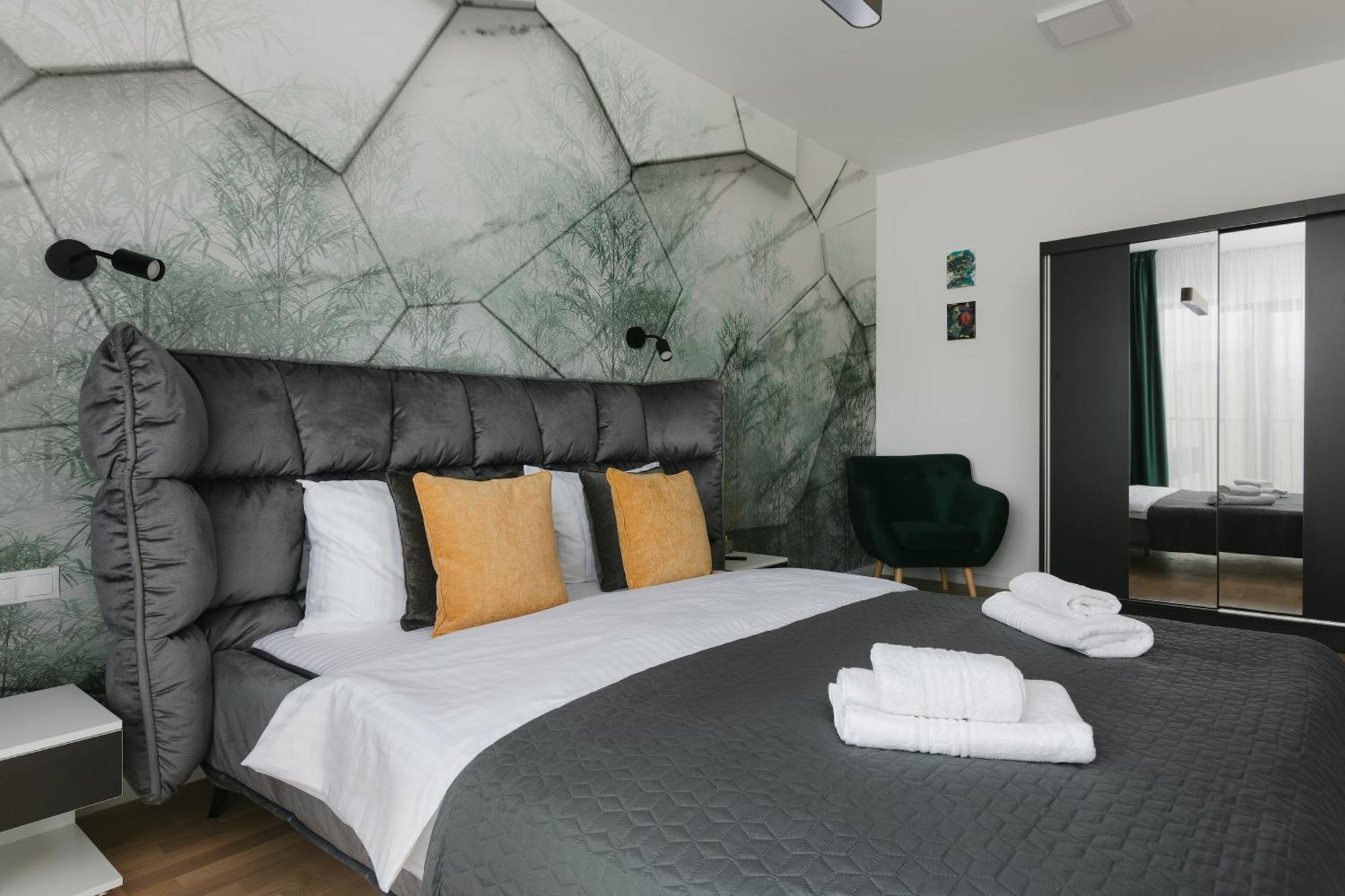 The Forest - Luxe Central Apt With Free Secured Parking Braşov Exteriör bild